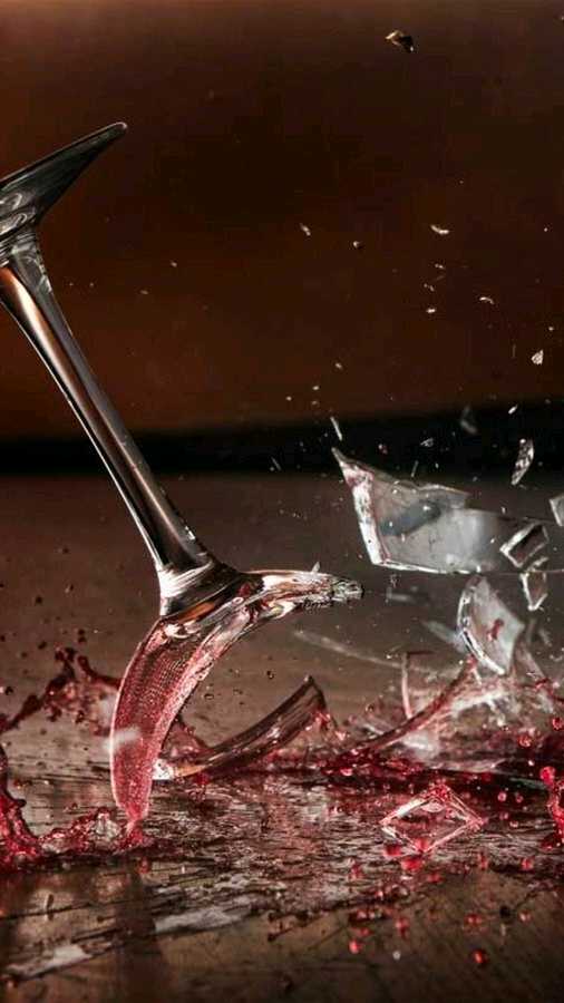 Разбитое вино. Разбивающийся бокал. Разбитое стекло.